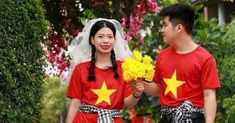 Bộ ảnh cưới đặc biệt của cặp đôi nên duyên nhờ... đi nhặt rác
