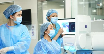 Bỏ kính cận: Quyết định nhỏ tạo nên khác biệt lớn của nhiều người trẻ