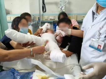 Bố mẹ để con 1 mình trong phòng tắm, bé gái 2 tuổi bị nước nóng 70°C dội vào người suốt gần 2 phút