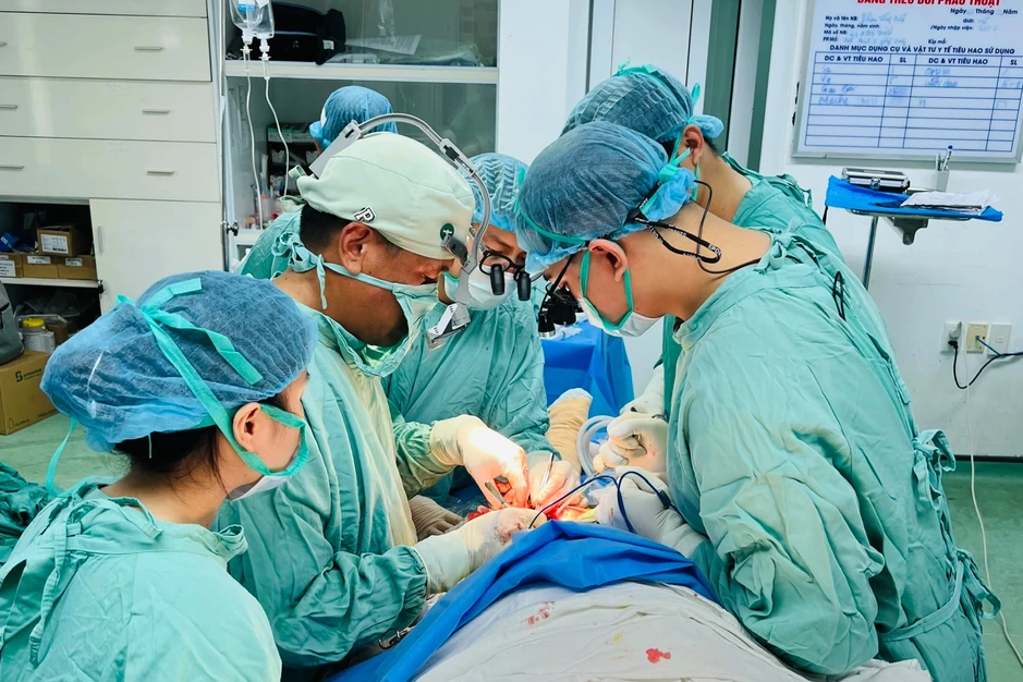 Bộ ngực nặng hơn 5kg khiến người phụ nữ Huế đau lưng, vẹo cột sống Bộ ngực nặng hơn 5kg khiến người phụ nữ Huế đau lưng, vẹo cột sống