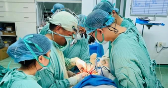 Bộ ngực nặng hơn 5kg khiến người phụ nữ Huế đau lưng, vẹo cột sống