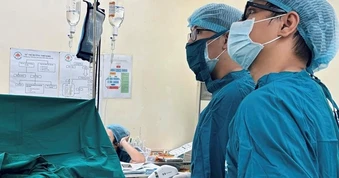 Bỏ qua dấu hiệu đi tiểu ra máu tươi, người đàn ông bị ung thư thận