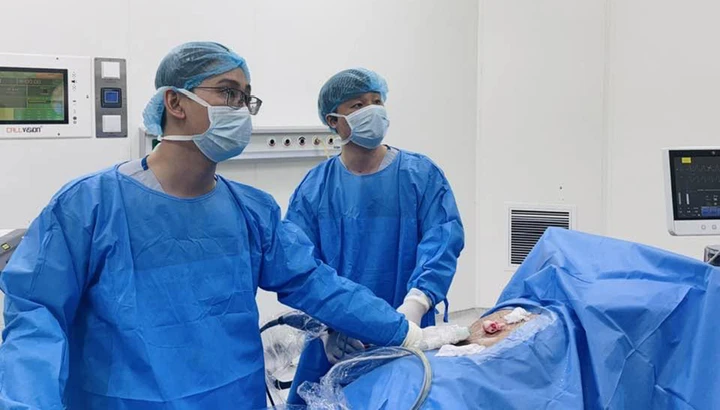 Bỏ qua dấu hiệu nước tiểu có màu lạ, cụ ông U80 đối mặt bệnh ung thư bể thận Bỏ qua dấu hiệu nước tiểu có màu lạ, cụ ông U80 đối mặt bệnh ung thư bể thận