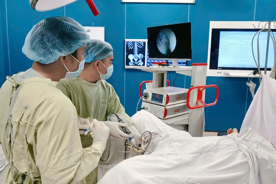 Bỏ quên "chiếc ống nhỏ" trong cơ thể, bệnh nhân lâm nguy sau cơn tiểu buốt Bỏ quên "chiếc ống nhỏ" trong cơ thể, bệnh nhân lâm nguy sau cơn tiểu buốt