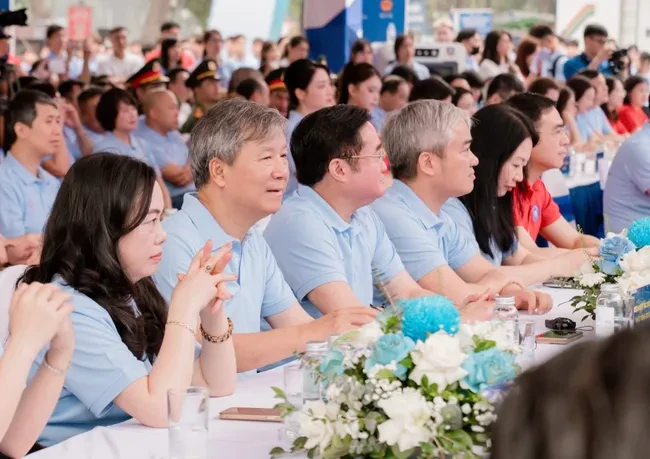 Bộ trưởng Bộ Y tế kêu gọi người dân "Chủ động phòng bệnh - Vì một Việt Nam khoẻ mạnh" Bộ trưởng Bộ Y tế kêu gọi người dân "Chủ động phòng bệnh - Vì một Việt Nam khoẻ mạnh"