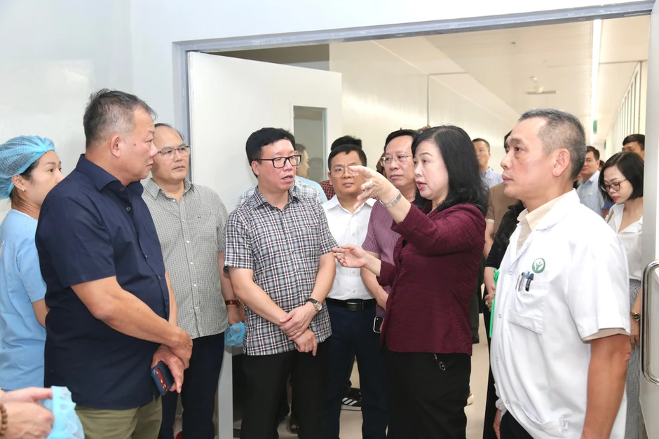 Bộ trưởng Y tế kiểm tra công tác chuẩn bị trước ngày Bệnh viện Việt Đức cơ sở Ninh Bình đi vào hoạt động Bộ trưởng Y tế kiểm tra công tác chuẩn bị trước ngày Bệnh viện Việt Đức cơ sở Ninh Bình đi vào hoạt động