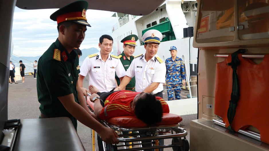 Bộ Tư lệnh Vùng 4 Hải quân kịp thời đưa ngư dân Lâm Đồng vào bờ điều trị Bộ Tư lệnh Vùng 4 Hải quân kịp thời đưa ngư dân Lâm Đồng vào bờ điều trị