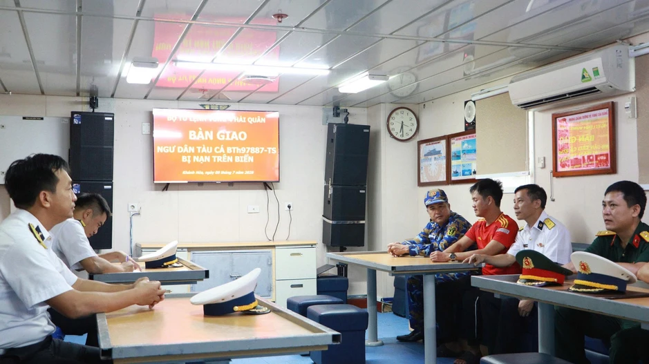 Bộ Tư lệnh Vùng 4 Hải quân kịp thời đưa ngư dân Lâm Đồng vào bờ điều trị Bộ Tư lệnh Vùng 4 Hải quân kịp thời đưa ngư dân Lâm Đồng vào bờ điều trị