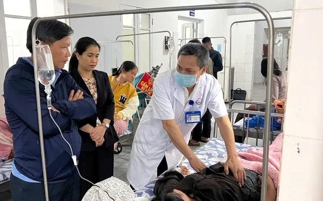 Bộ Y tế vào cuộc vụ nhiều người nghi ngộ độc sau khi ăn bánh mì tại Quảng Trị Bộ Y tế vào cuộc vụ nhiều người nghi ngộ độc sau khi ăn bánh mì tại Quảng Trị