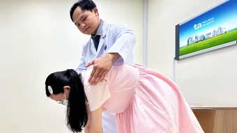 Bơi lội có giúp giảm vẹo cột sống? - Báo TinVina