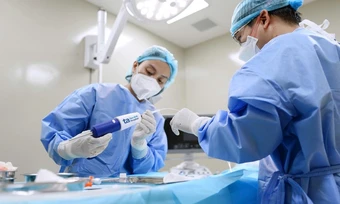 Bơm keo sinh học chữa suy giãn tĩnh mạch như thế nào? - Báo TinVina