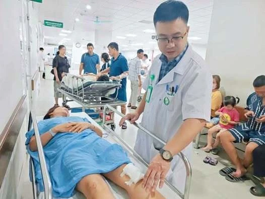 Bốn nạn nhân vụ va chạm trên cao tốc được chuyển đến Bệnh viện Việt Đức Bốn nạn nhân vụ va chạm trên cao tốc được chuyển đến Bệnh viện Việt Đức