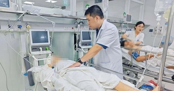 Bốn nạn nhân vụ va chạm trên cao tốc được chuyển đến Bệnh viện Việt Đức