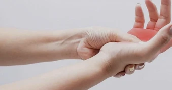Bỗng dưng tê tay, muốn can thiệp y học cổ truyền?