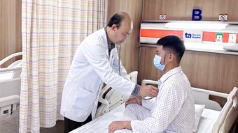 Bớt da bẩm sinh trên mặt thiếu niên - Báo TinVina