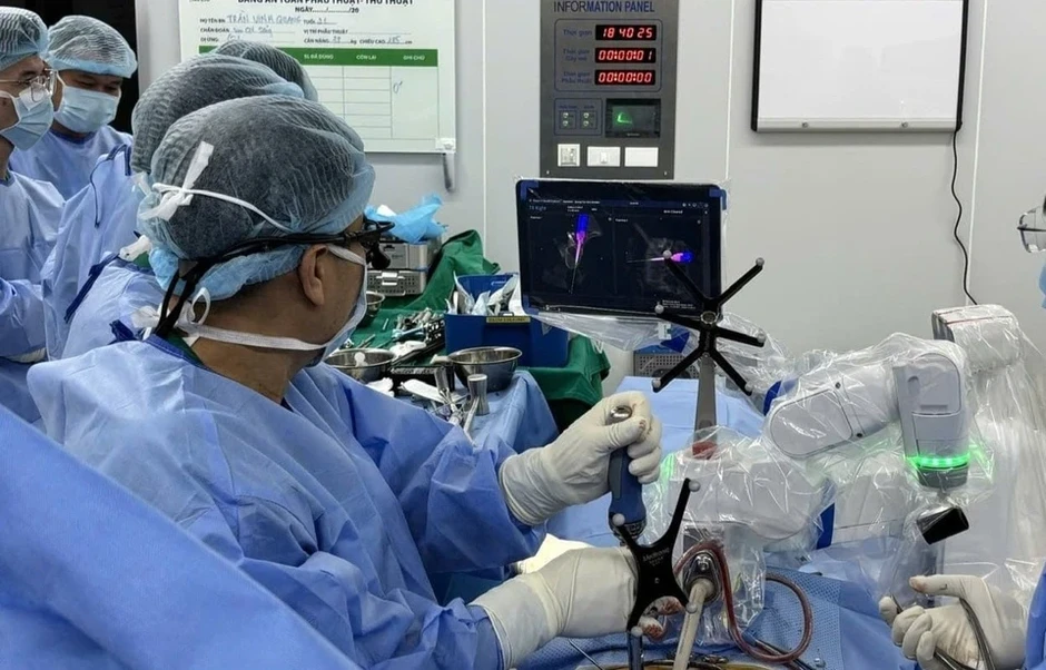 BS Việt Nam dùng robot thế hệ mới 'nắn thẳng' cột sống cho chàng trai cao 1,86 m BS Việt Nam dùng robot thế hệ mới 'nắn thẳng' cột sống cho chàng trai cao 1,86 m
