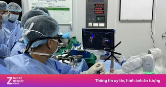 BS Việt Nam dùng robot thế hệ mới 'nắn thẳng' cột sống cho chàng trai cao 1,86 m