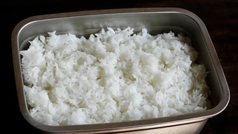 Bữa sáng ăn cơm nóng có gây 'nặng bụng'?