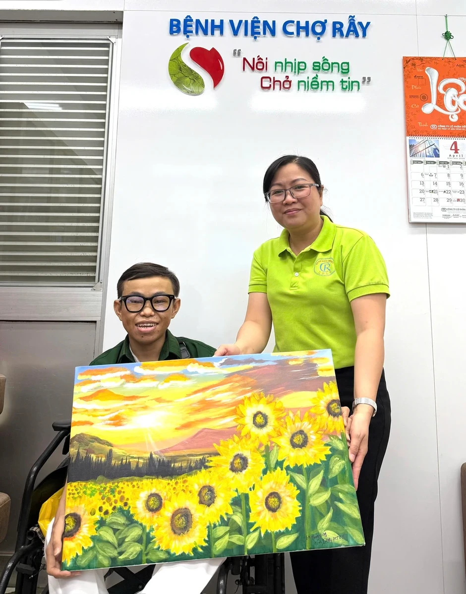 Bức tranh hướng dương gửi gắm tri ân, thắp sáng niềm tin nơi chàng trai chạy thận kiên cường Bức tranh hướng dương gửi gắm tri ân, thắp sáng niềm tin nơi chàng trai chạy thận kiên cường