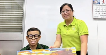 Bức tranh hướng dương gửi gắm tri ân, thắp sáng niềm tin nơi chàng trai chạy thận kiên cường