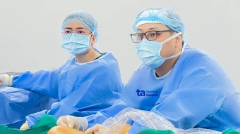 Búi tĩnh mạch ngoằn ngoèo ở chân người đàn ông - Báo TinVina