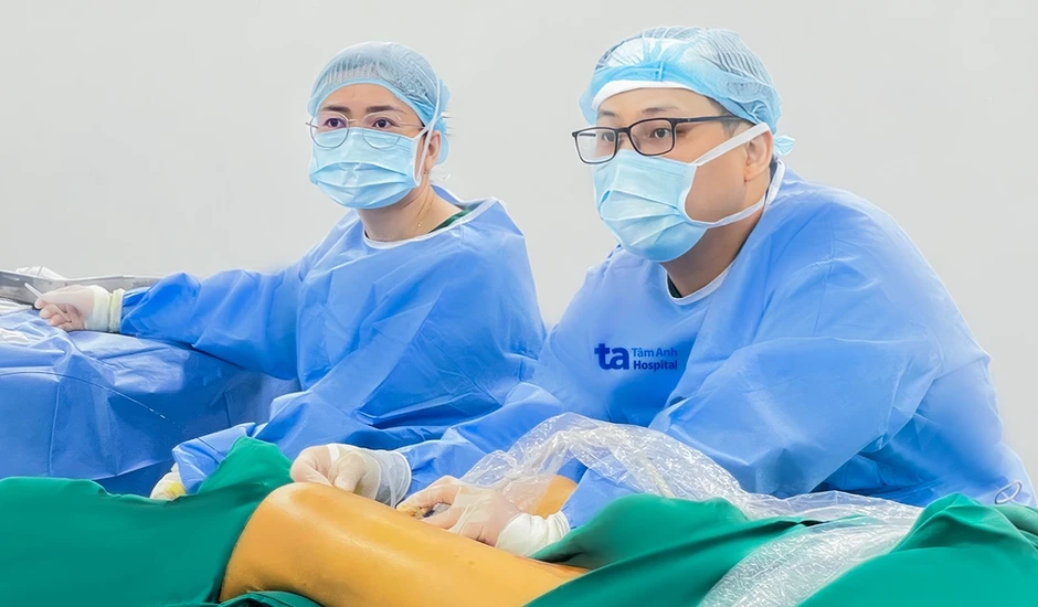 Búi tĩnh mạch ngoằn ngoèo ở chân người đàn ông - Báo TinVina Búi tĩnh mạch ngoằn ngoèo ở chân người đàn ông - Báo TinVina