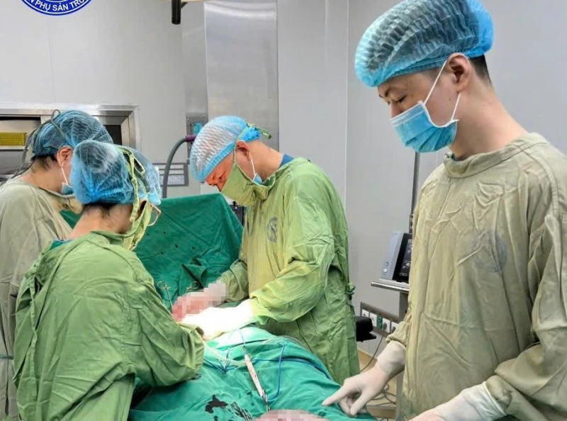 Bụng to bất thường, bé gái 14 tuổi phát hiện u buồng trứng ác tính khổng lồ Bụng to bất thường, bé gái 14 tuổi phát hiện u buồng trứng ác tính khổng lồ