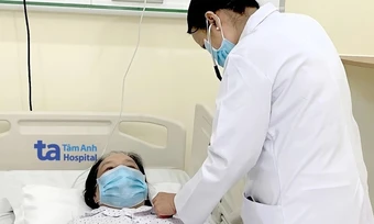Bướu giáp thòng bịt kín đường thở - Báo TinVina