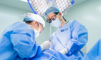 Bướu giáp thòng chèn ép khí quản người đàn ông - Báo TinVina