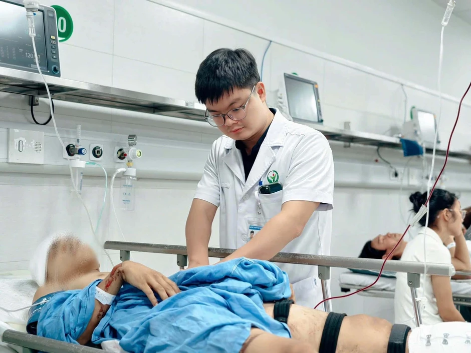 BV Việt Đức cấp cứu nạn nhân xe khách lao khỏi cao tốc Pháp Vân - Cầu Giẽ BV Việt Đức cấp cứu nạn nhân xe khách lao khỏi cao tốc Pháp Vân - Cầu Giẽ