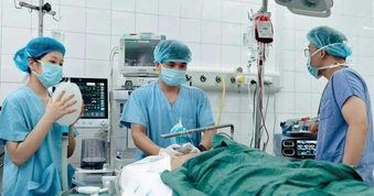 BV Việt Đức cấp cứu nạn nhân xe khách lao khỏi cao tốc Pháp Vân - Cầu Giẽ