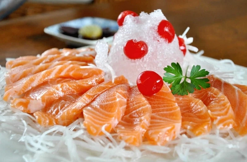 Cá hồi ăn sống: Bổ dưỡng hay tiềm ẩn rủi ro? Cá hồi ăn sống: Bổ dưỡng hay tiềm ẩn rủi ro?