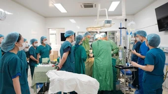 Ca mổ “cân não” cứu mẹ con sản phụ mắc rau cài răng lược thể nặng