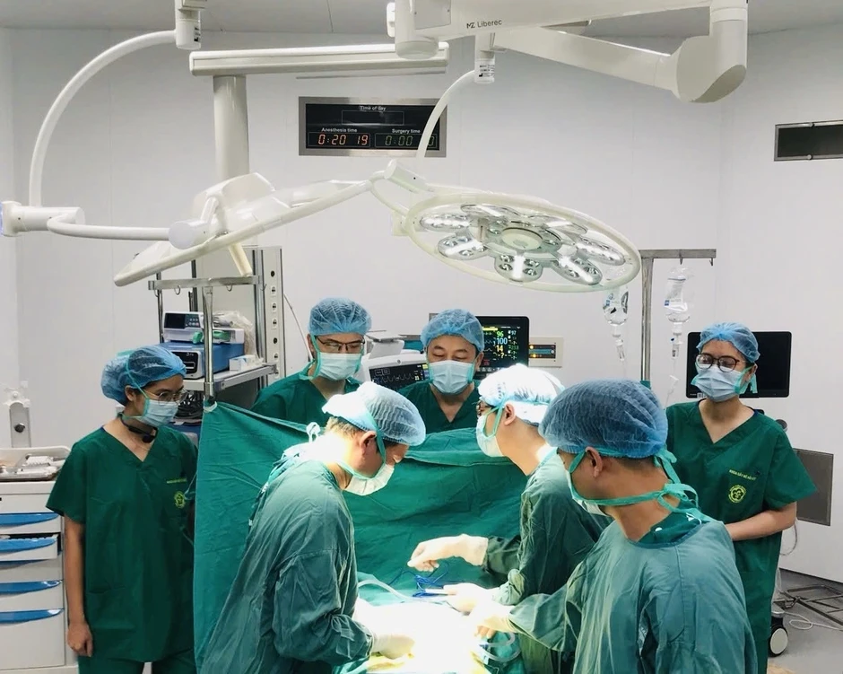 Ca mổ lúc nửa đêm ở Bệnh viện Bạch Mai Ninh Bình cứu người bệnh thoát liệt Ca mổ lúc nửa đêm ở Bệnh viện Bạch Mai Ninh Bình cứu người bệnh thoát liệt