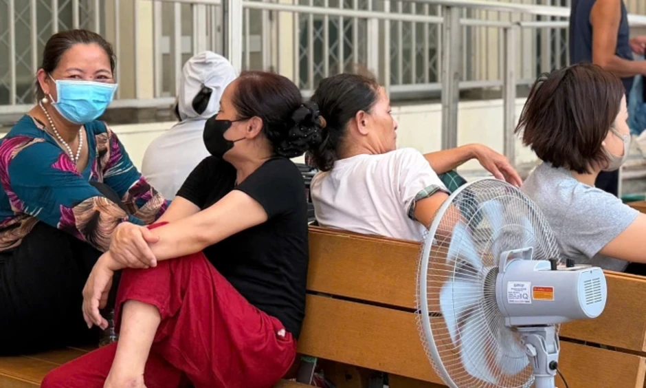 Ca nhập viện nhiều nơi tăng 30% trong đợt nắng nóng đỉnh điểm Ca nhập viện nhiều nơi tăng 30% trong đợt nắng nóng đỉnh điểm