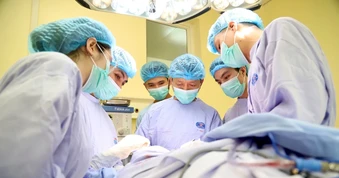 Ca phẫu thuật thành công mở ra tương lai cho thiếu niên nghèo mắc ung thư da
