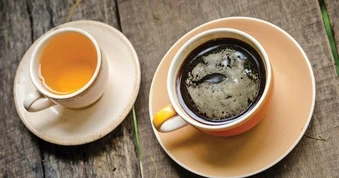 Cà phê hay trà tốt cho sức khỏe hơn?