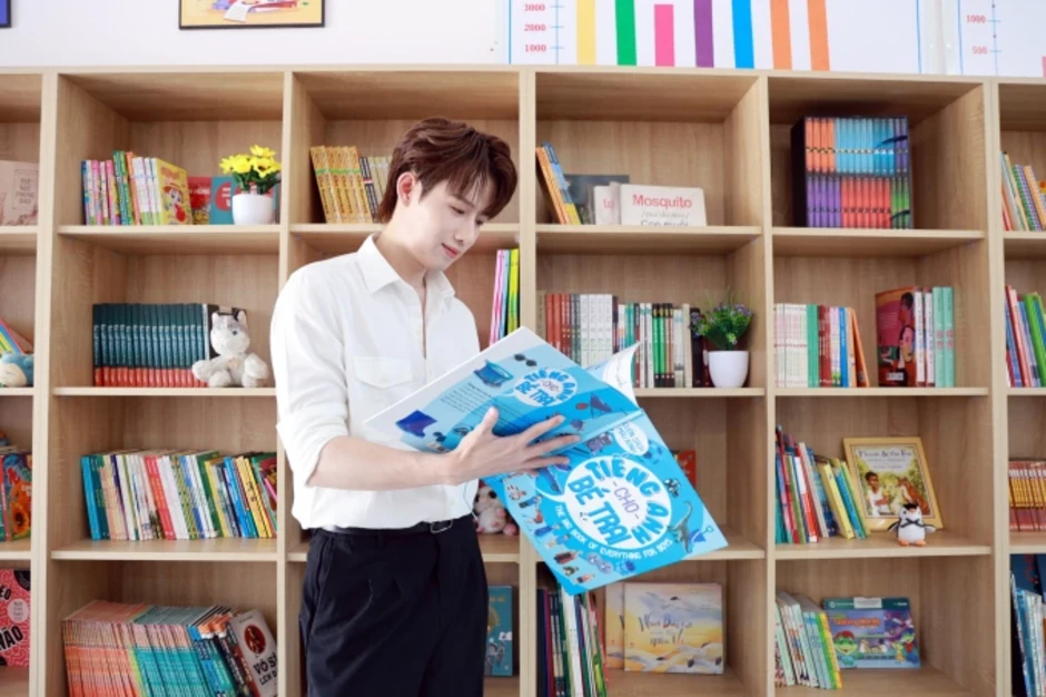 Ca sĩ Hồ Đông Quan cùng học sinh thực hành kỹ năng cứu người lúc nguy cấp Ca sĩ Hồ Đông Quan cùng học sinh thực hành kỹ năng cứu người lúc nguy cấp