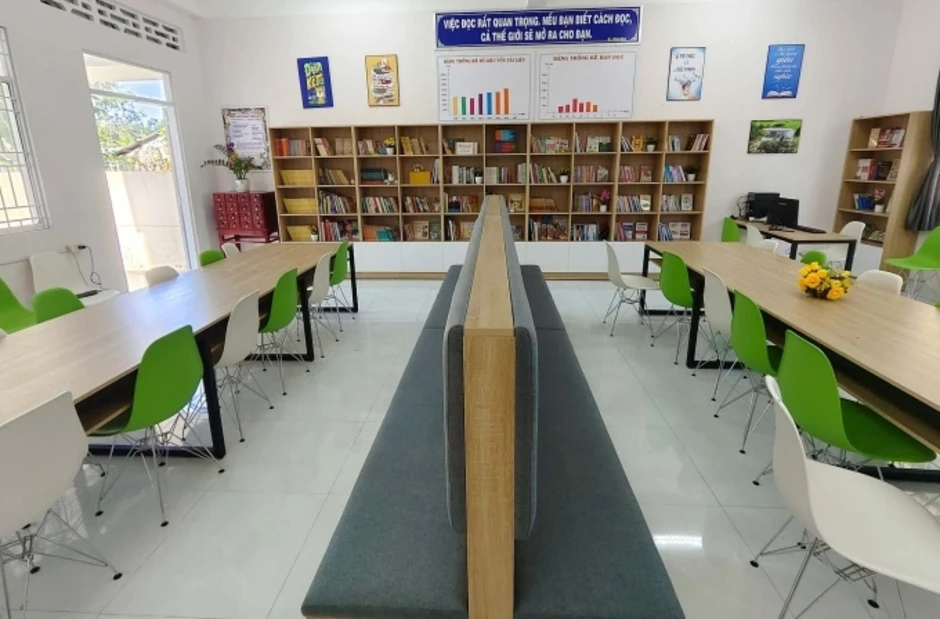 Ca sĩ Hồ Đông Quan cùng học sinh thực hành kỹ năng cứu người lúc nguy cấp Ca sĩ Hồ Đông Quan cùng học sinh thực hành kỹ năng cứu người lúc nguy cấp