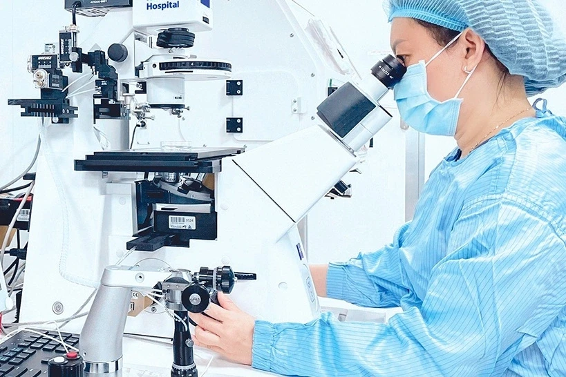 Cả thập kỷ vô sinh, nhiều người đàn ông vỡ òa khi có con "chính chủ"