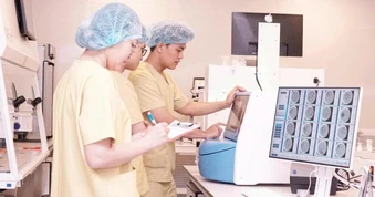 Cả thập kỷ vô sinh, nhiều người đàn ông vỡ òa khi có con "chính chủ"