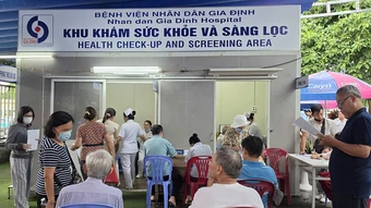 Cả xóm rủ nhau đi khám sức khỏe 0 đồng