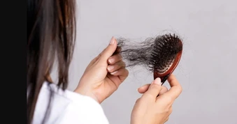 Cách khắc phục tình trạng rụng tóc sau sinh