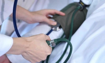 Cách kiểm soát huyết áp khi đi du lịch mùa nắng nóng - Báo TinVina