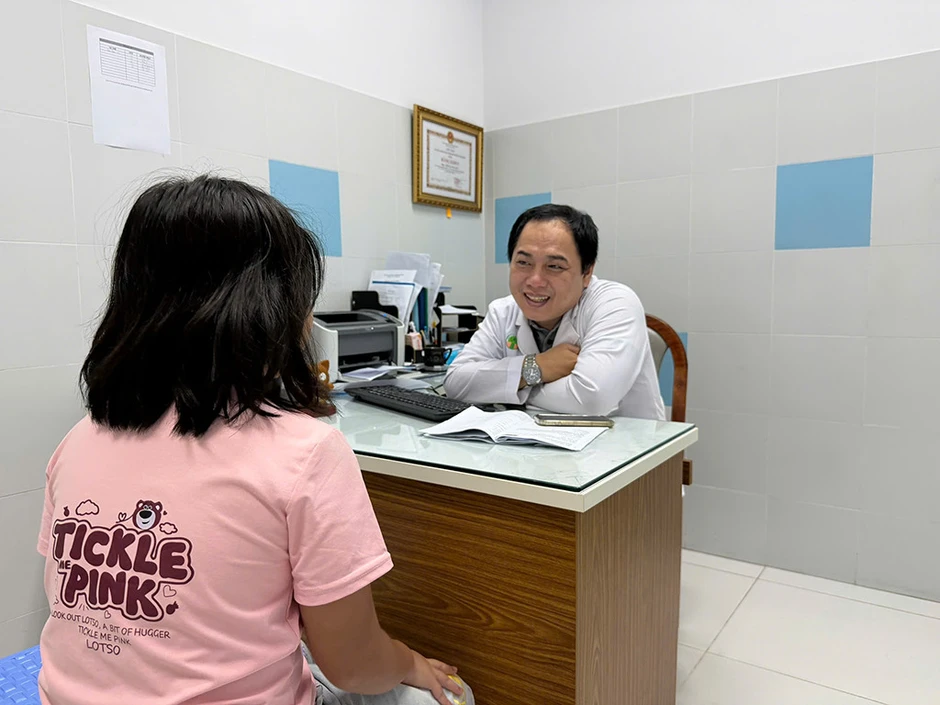 Căn bệnh lạ khiến nhiều học sinh cứ tới trường là đau bụng, ngất xỉu Căn bệnh lạ khiến nhiều học sinh cứ tới trường là đau bụng, ngất xỉu
