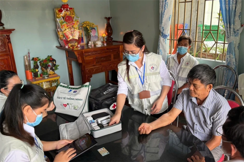 Cận cảnh bác sĩ ở TPHCM mang túi thông minh đến từng nhà rà soát sức khỏe Cận cảnh bác sĩ ở TPHCM mang túi thông minh đến từng nhà rà soát sức khỏe