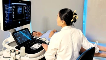 Can thiệp dị tật mạch máu chân người phụ nữ - Báo TinVina