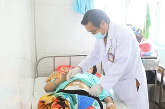 Cần Thơ: Thiếu niên 15 tuổi bị đùa giỡn xịt khí nén công nghiệp vào vùng hậu môn, các bác sĩ cấp cứu khẩn cấp