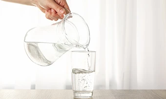 Cần uống bao nhiêu nước mỗi ngày để ngừa sỏi thận?