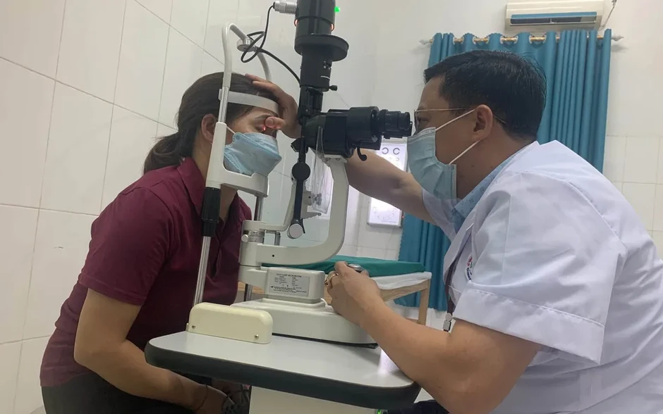 Cảnh báo dị vật mắt khi lao động Cảnh báo dị vật mắt khi lao động